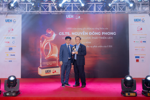 trao tặng biểu trưng cống hiến ueh tri ân 50 đại diện ueher có hơn 35 năm gắn bó tại ueh family fair 2026