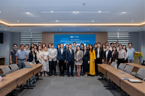 ueh tổ chức lễ bế giảng khóa 2 và khai giảng khóa 3 chương trình đào tạo “tổng quan vận hành và chiến lược tham gia trung tâm tài chính quốc tế việt nam”
